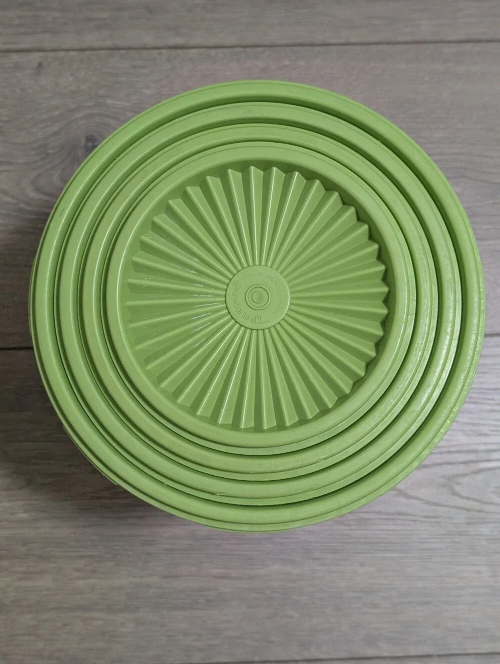 EUC•Vintage Tupperware Durable Servalier Lime Green Canister 4 Piece Set 🍋‍🟩